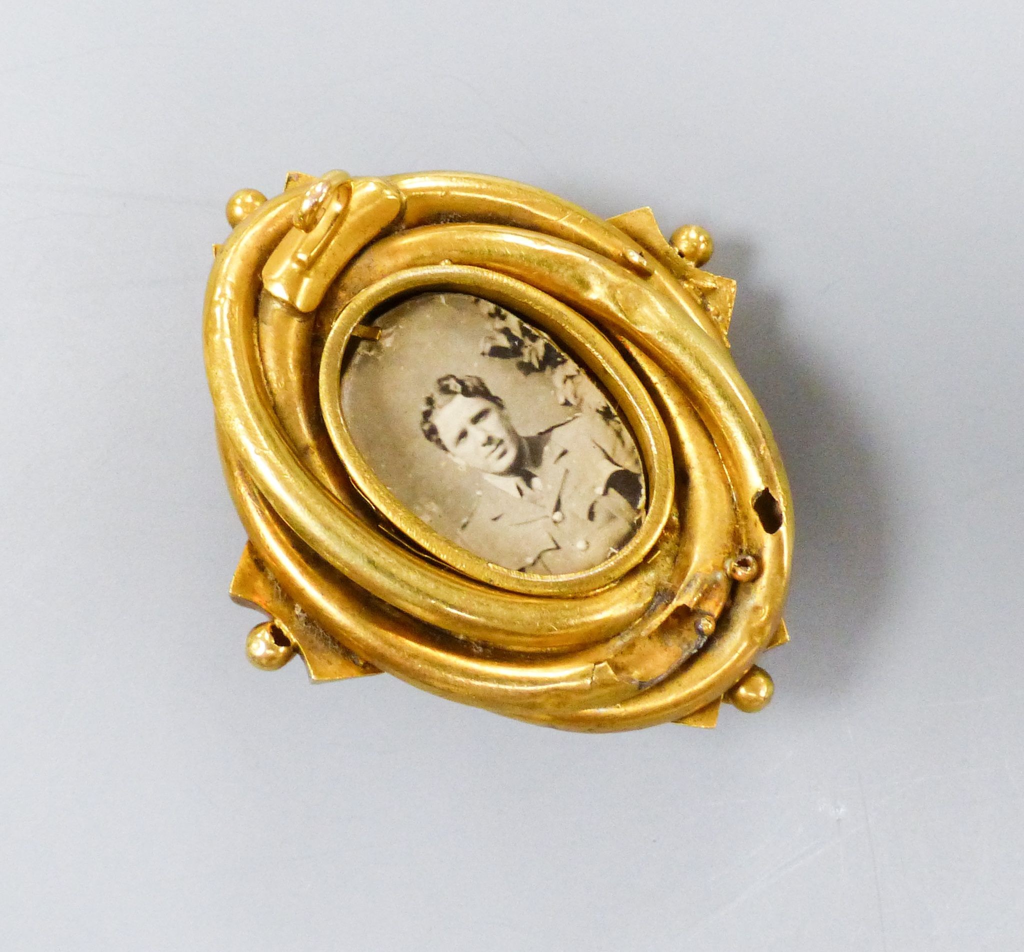 A Victorian yellow metal oval brooch with open back, (pin and hinge missing), 47mm, gross 11.5 grams.